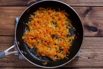 Makrell i tomatsaus med gulrøtter og løk