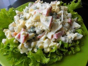 Matlaging frisk salat med krabbe pinner. Vil overgå alle forventninger!