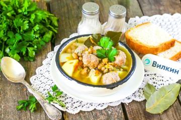 Suppe med kjøttboller og hermetiske bønner