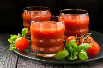 Tomatjuice: renser blodårene og lever, styrker bein, senker kolesterolet og beskytter mot kreft