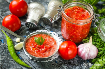 Krydret adjika fra tomater uten matlaging