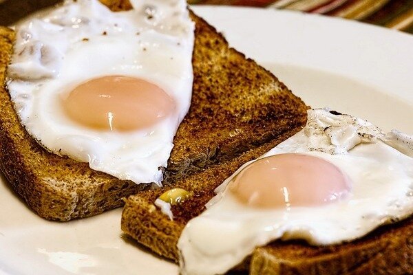 Det anbefales ikke å varme opp egg, da dette gjør retten farlig (Foto: Pixabay.com)
