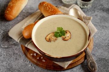 Sopp krem ​​suppe med champignons med krem