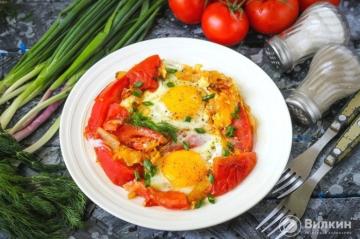Stekte egg med tomater og løk