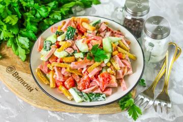 Salat med krutonger og pølse