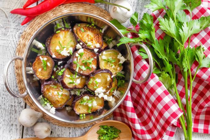 Enkle og deilige forberedelsene til vinteren aubergine - forbereder seg på å raskt og godt holdt. Appetittvekkende stykker av stekt aubergine er godt egnet til noe kjøtt, fjærkre og vegetabilske side retter. 