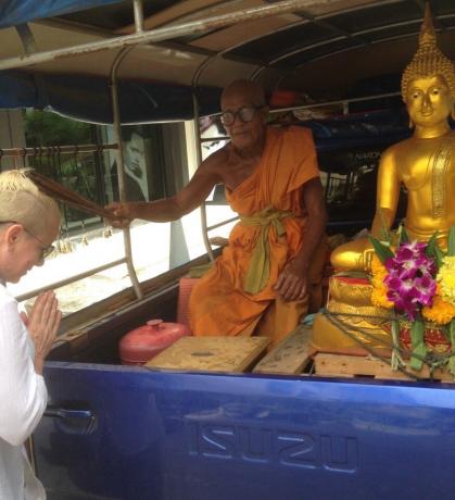 Forresten, etter å ha besøkt Big Buddha neste dag på hotellet, så jeg nettopp en slik mobil "stasjon" med munk. Han knytter også tauet, ikke penger ikke trenger, men bestemte seg for å sette minst like noe.