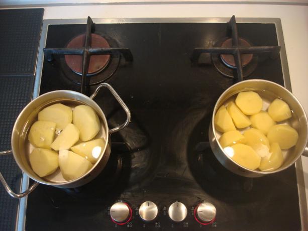Bilde tatt av forfatteren (potetene på komfyren, til høyre for "Pyaterochka", til venstre for "Magnit")