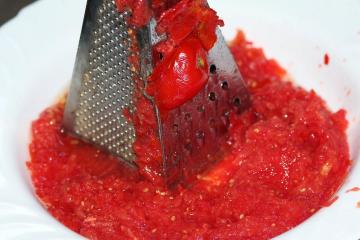 Velsmakende pepper i en krydret tomatsaus