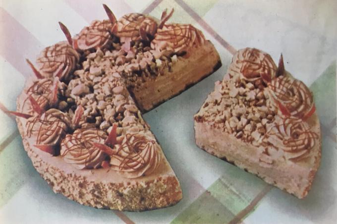 "OL" kake. Bilde fra boken "Produksjon av bakverk og kaker," 1976