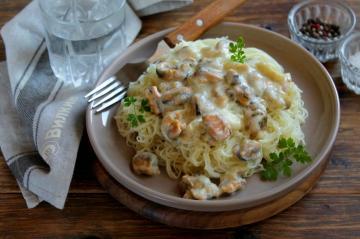 Pasta med blåskjell i en kremet saus