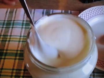 Både vanlig melk og fløte å koke tykk krem ​​(som overbelastes ned skjeen)