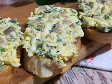 Snack \ spredning laget for smørbrød med sild. Svært velsmakende, øm, bare